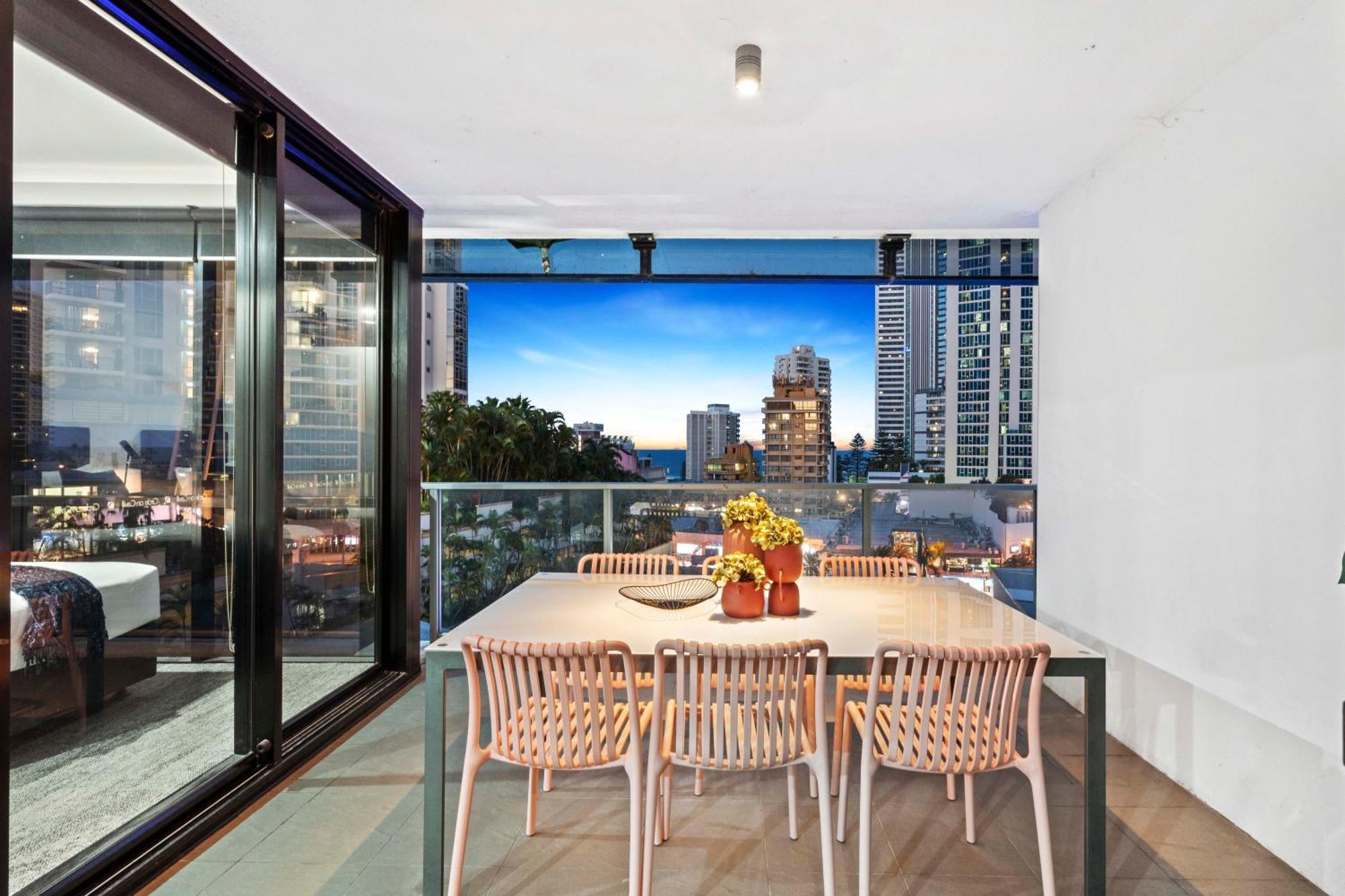 Circle On Cavill - Self Contained & Privately Managed Apartments - Wow Stay Guldkusten Exteriör bild